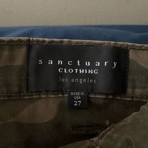 I’m selling this camouflage skirt only worn twice & it doesn’t fit no more